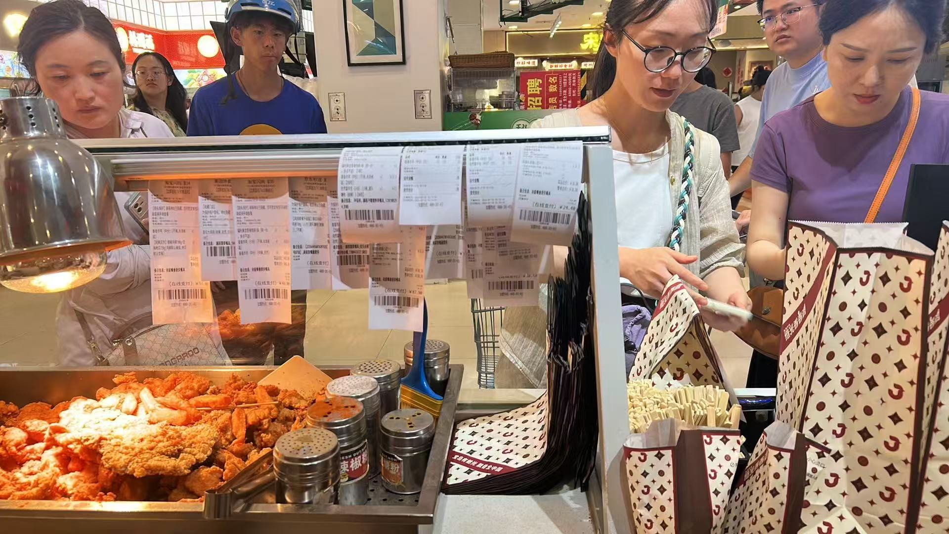 炸鸡店如何算好用工账？继光香香鸡的人员配置与运营